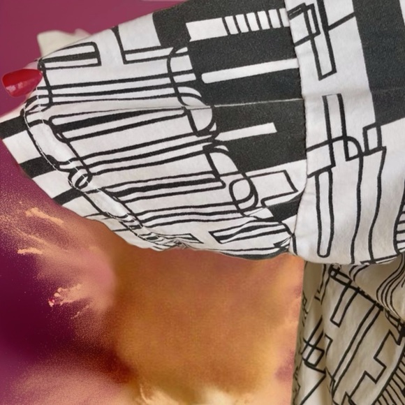 Graphic Shirt in Black and White - Picture 5 of 6